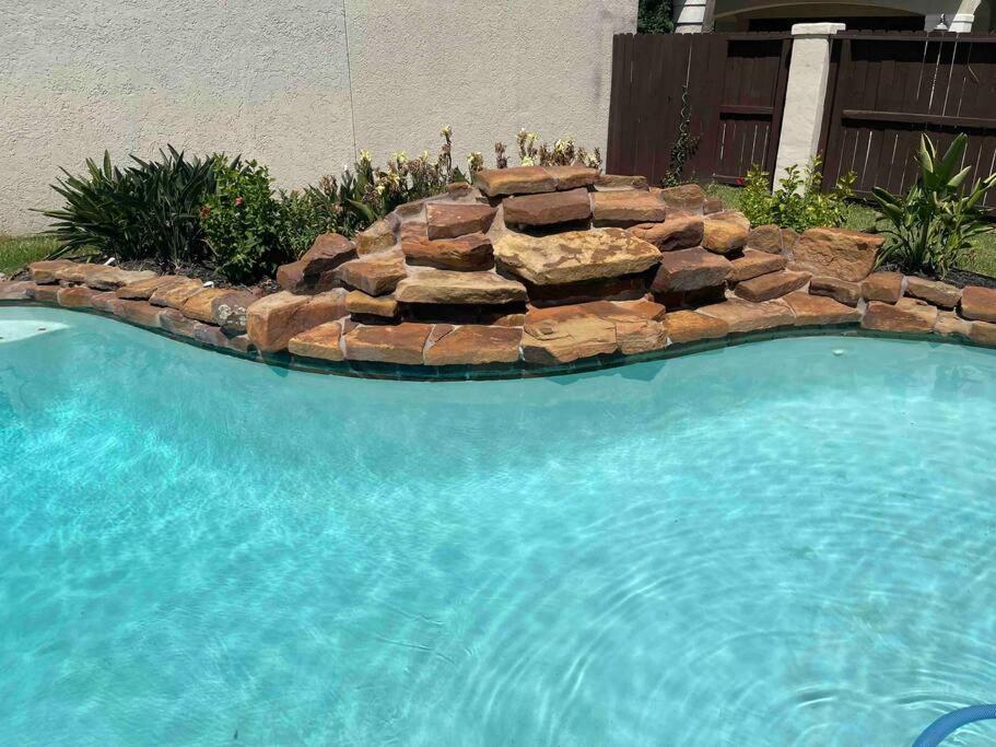 Adelina Mini-castle At Galleria With Heated Pool & Hébergement de vacances Houston
