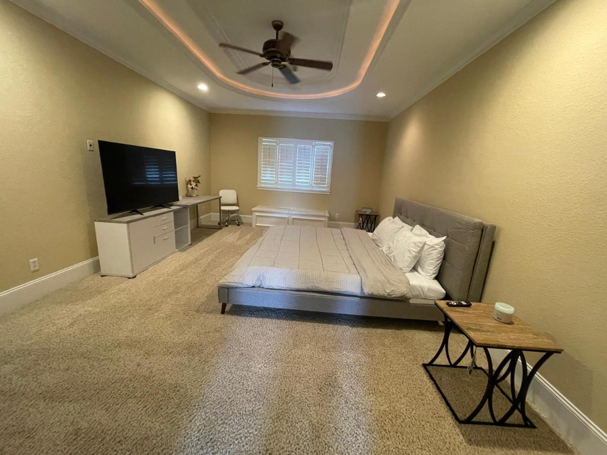 Adelina Mini-castle At Galleria With Heated Pool & Hébergement de vacances Houston