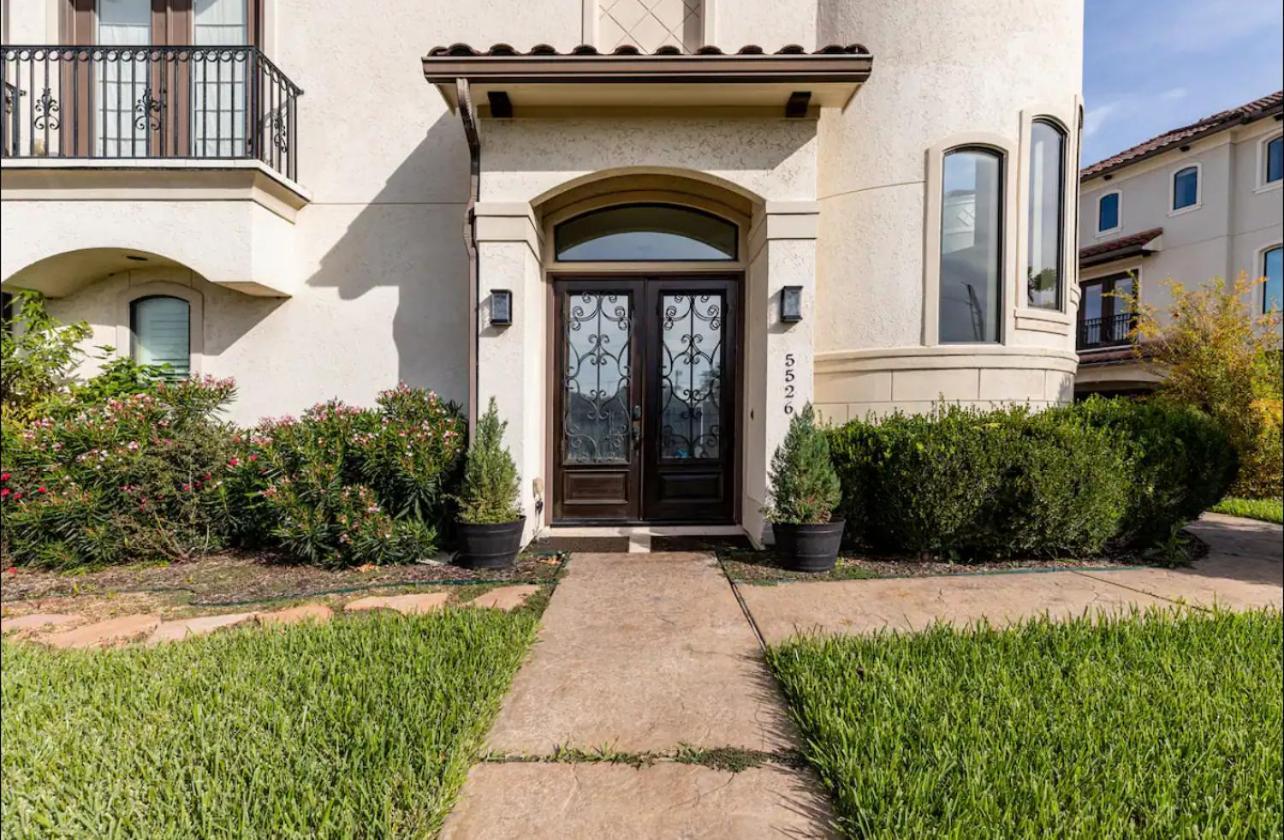 Adelina Mini-castle At Galleria With Heated Pool & Hébergement de vacances Houston